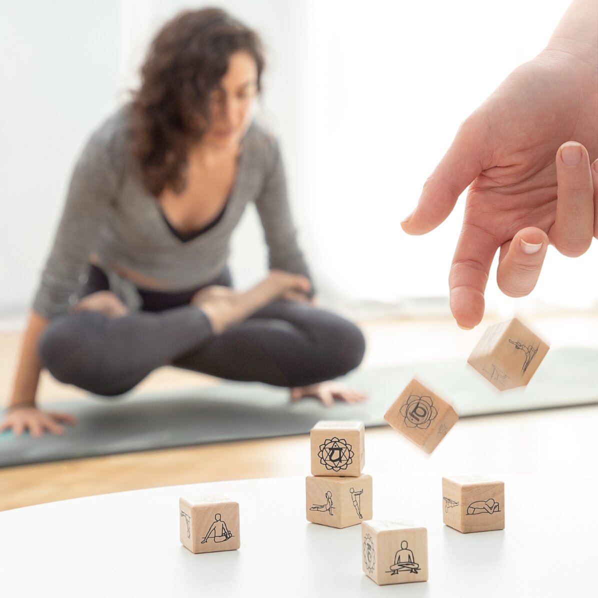 Jeu de yoga avec 7 dés en bois