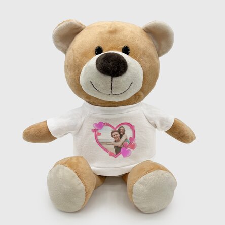En plus, un ours en peluche personnalisé avec une photo et des petits cœurs