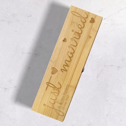 Coffret à vin en bambou avec accessoires, personnalisé avec le message « Just Married »