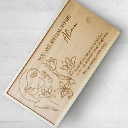 Coffret cadeau personnalisé en bois avec un message pour elle