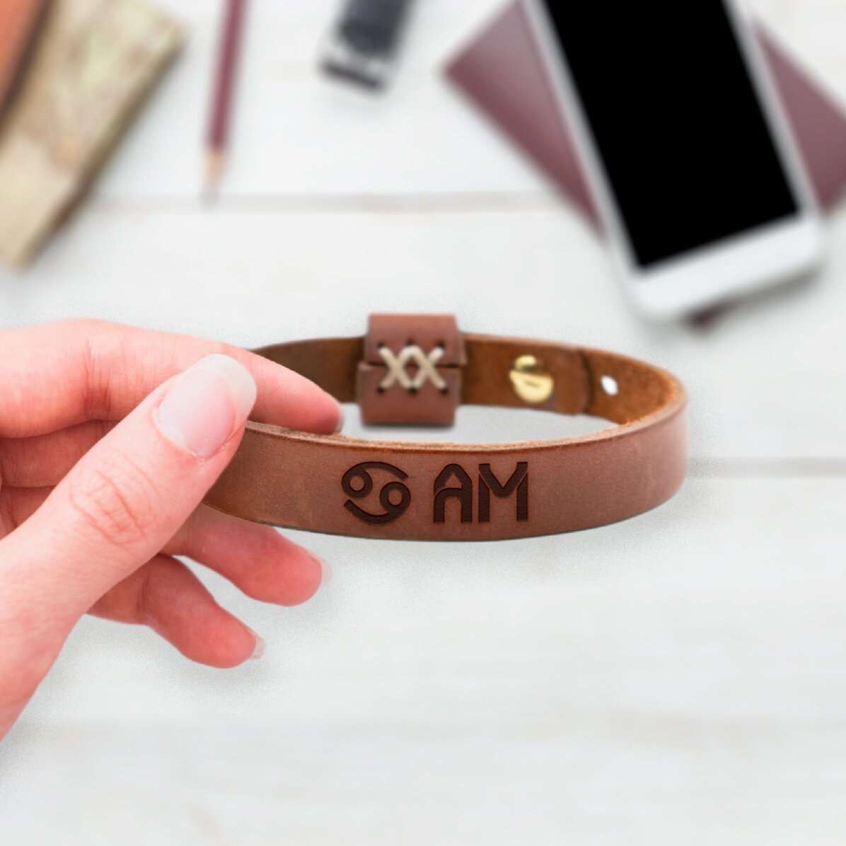 Bracelet en cuir personnalisé avec des initiales et le signe du Cancer