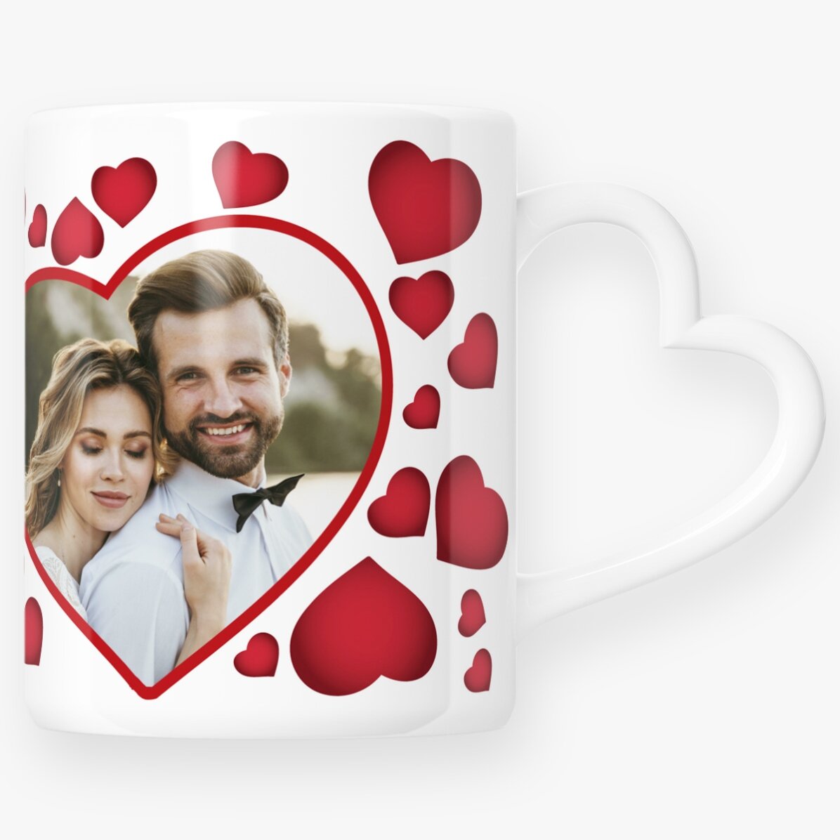 Tasse personnalisée avec des petits cœurs et une photo - modèle avec anse en forme de cœur