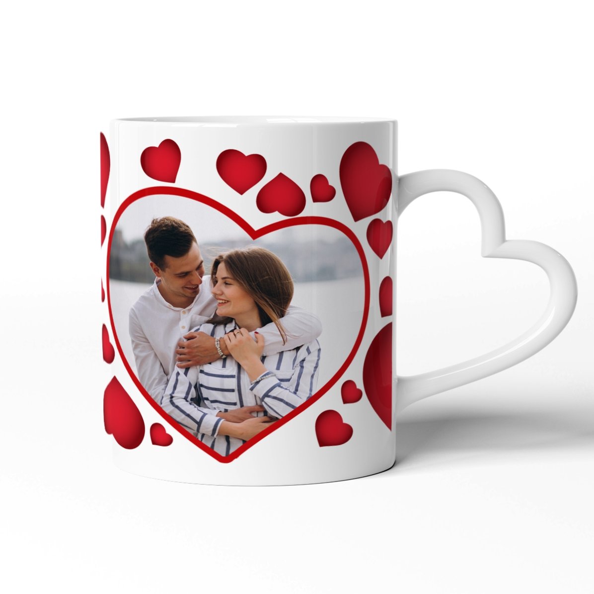 Tasse personnalisée avec des petits cœurs et une photo - modèle avec anse en forme de cœur