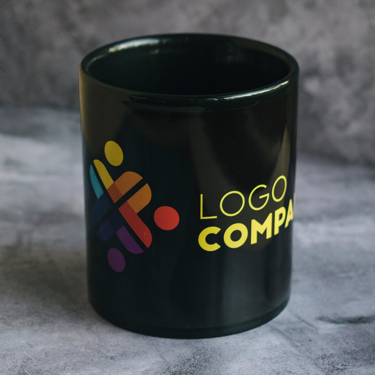 Tasse personnalisée avec logo sur fond noir