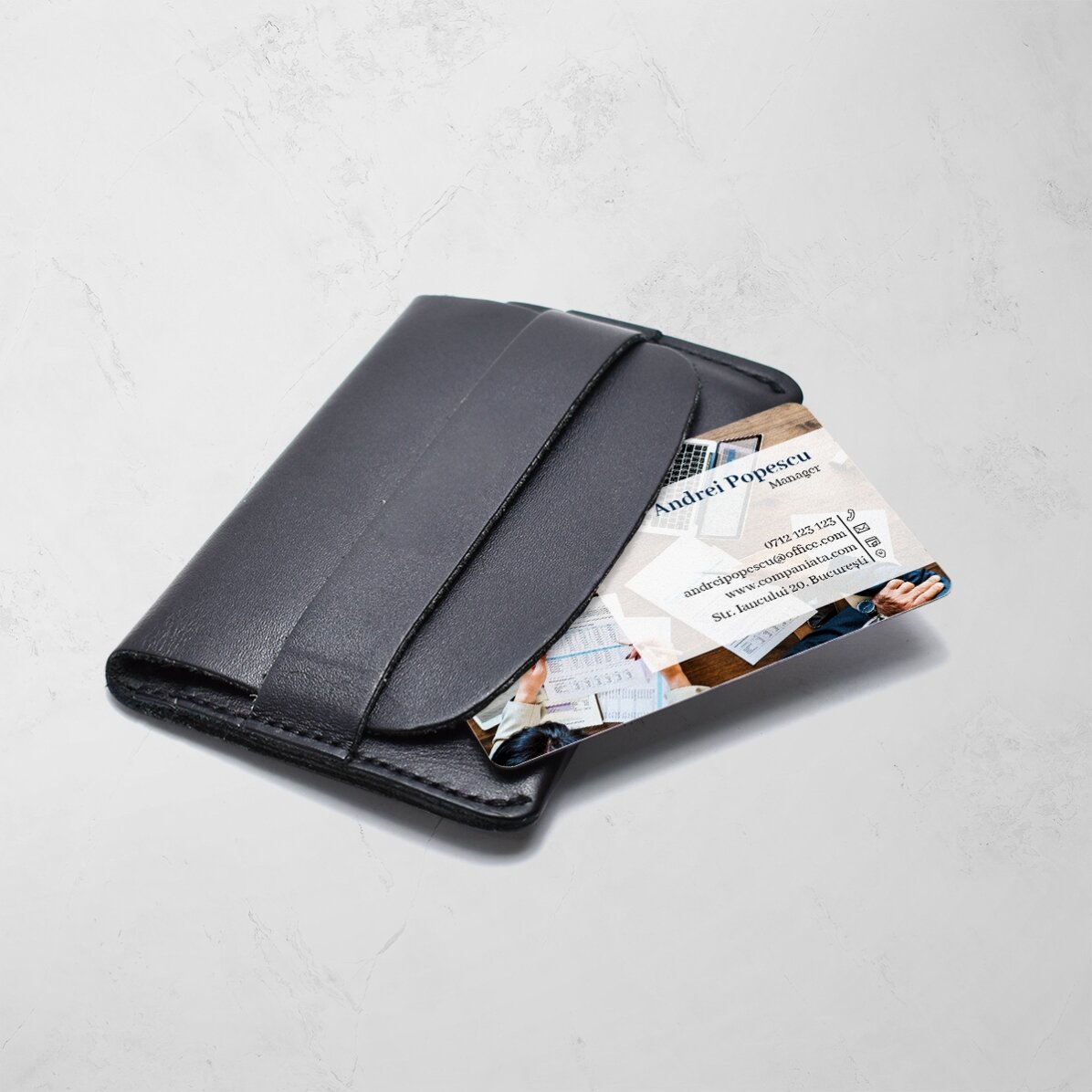 Carte de visite en aluminium personnalisée recto-verso avec un code QR et une photo