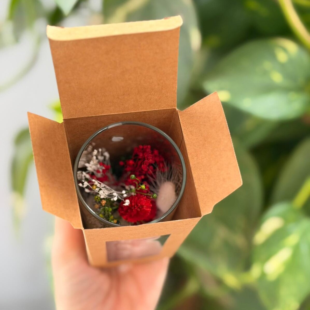 Décoration en verre avec des fleurs stabilisées, personnalisée avec un message pour les enseignantes