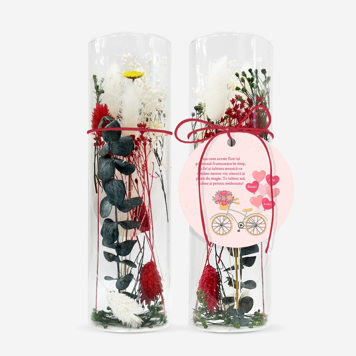 Ornement en verre avec des fleurs stabilisées, personnalisé avec le texte « Amour »
