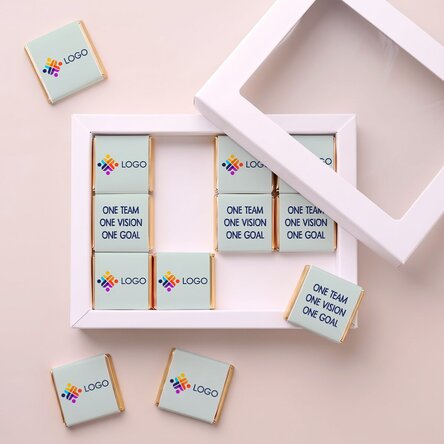 Coffret cadeau contenant 12 mini-chocolats personnalisés avec un logo et un message