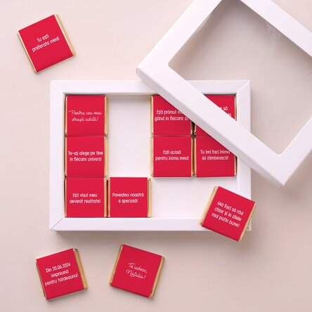 Coffret cadeau contenant 12 mini-chocolats personnalisés avec des messages