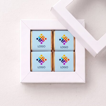 Coffret cadeau contenant 4 mini-chocolats personnalisés avec un logo
