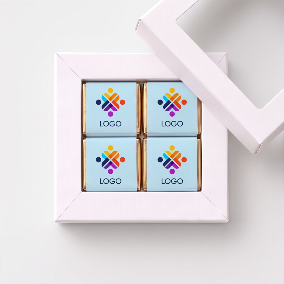 Coffret cadeau contenant 4 mini-chocolats personnalisés avec un logo