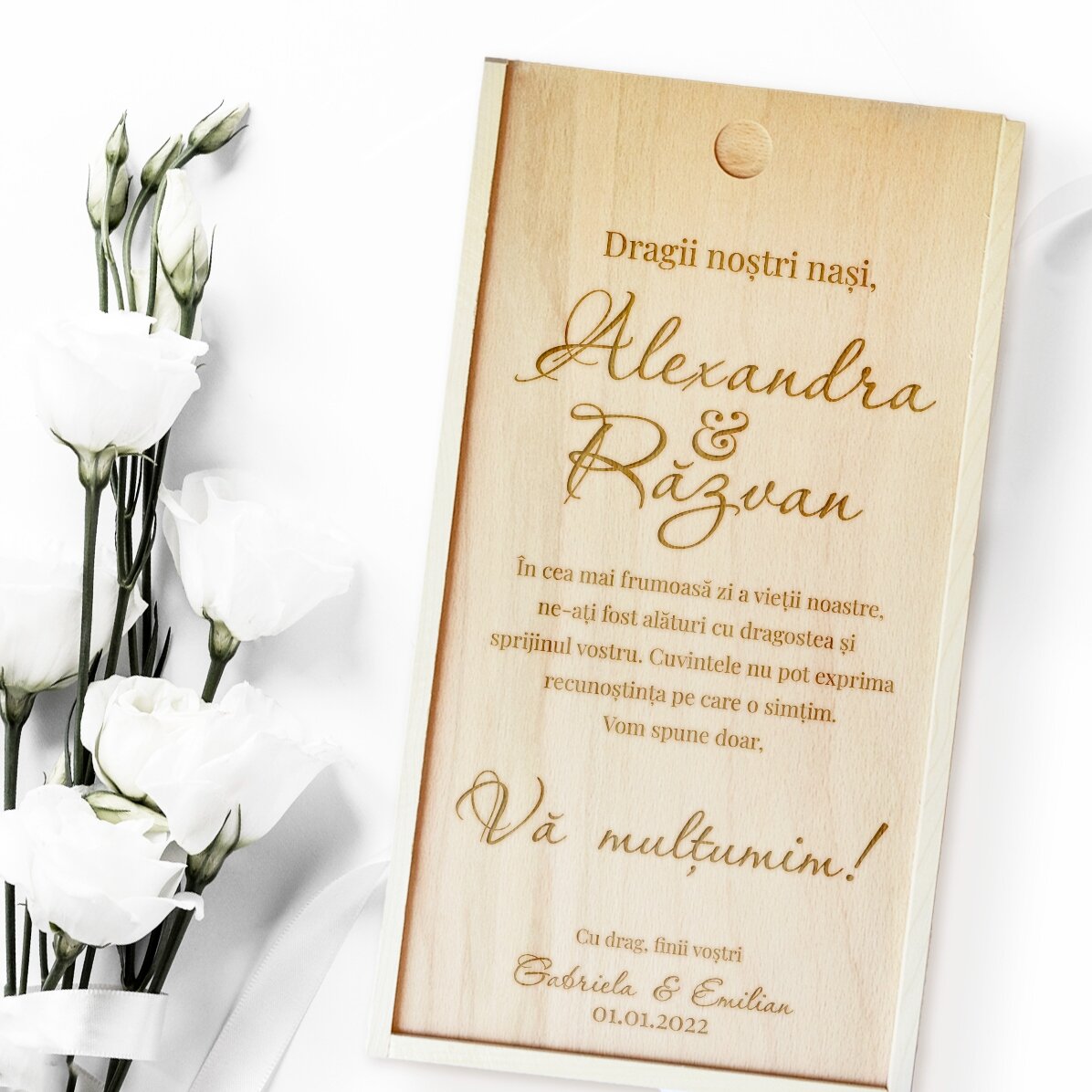 Coffret cadeau personnalisé en bois avec un message de remerciement pour les parrains et marraines