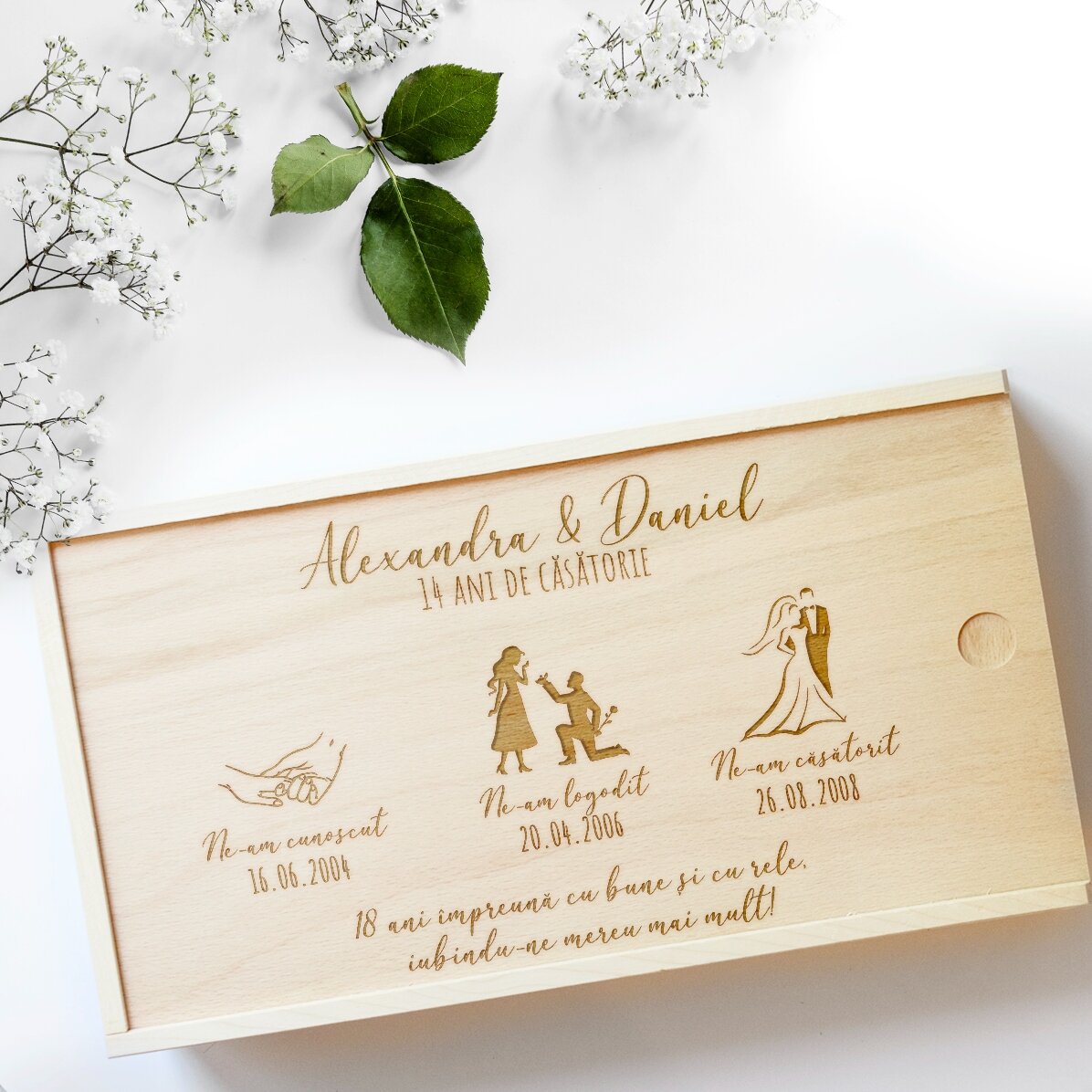 Coffret cadeau personnalisé en bois avec les moments forts du mariage
