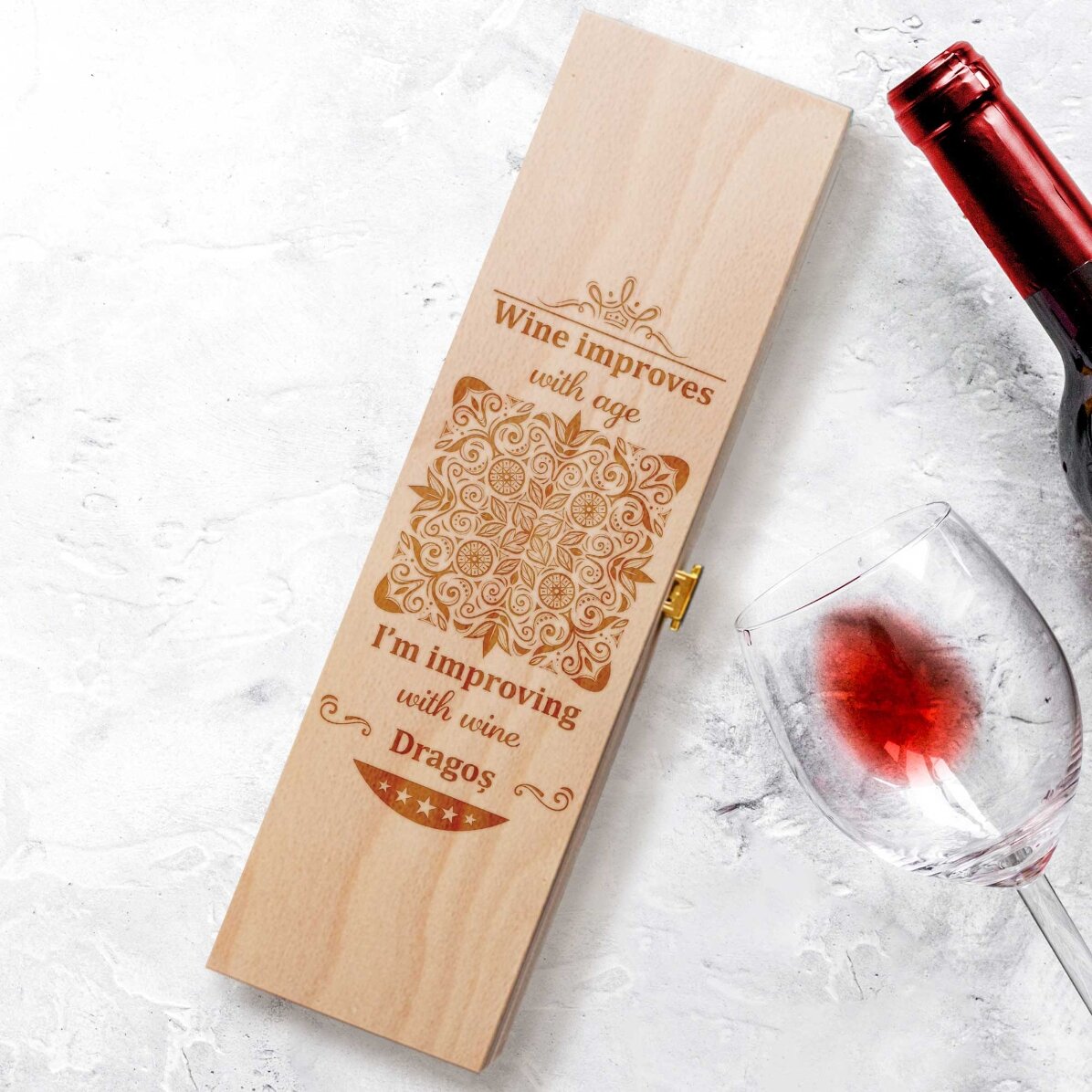 Coffret de vin personnalisé avec inscription - « Improving with wine »