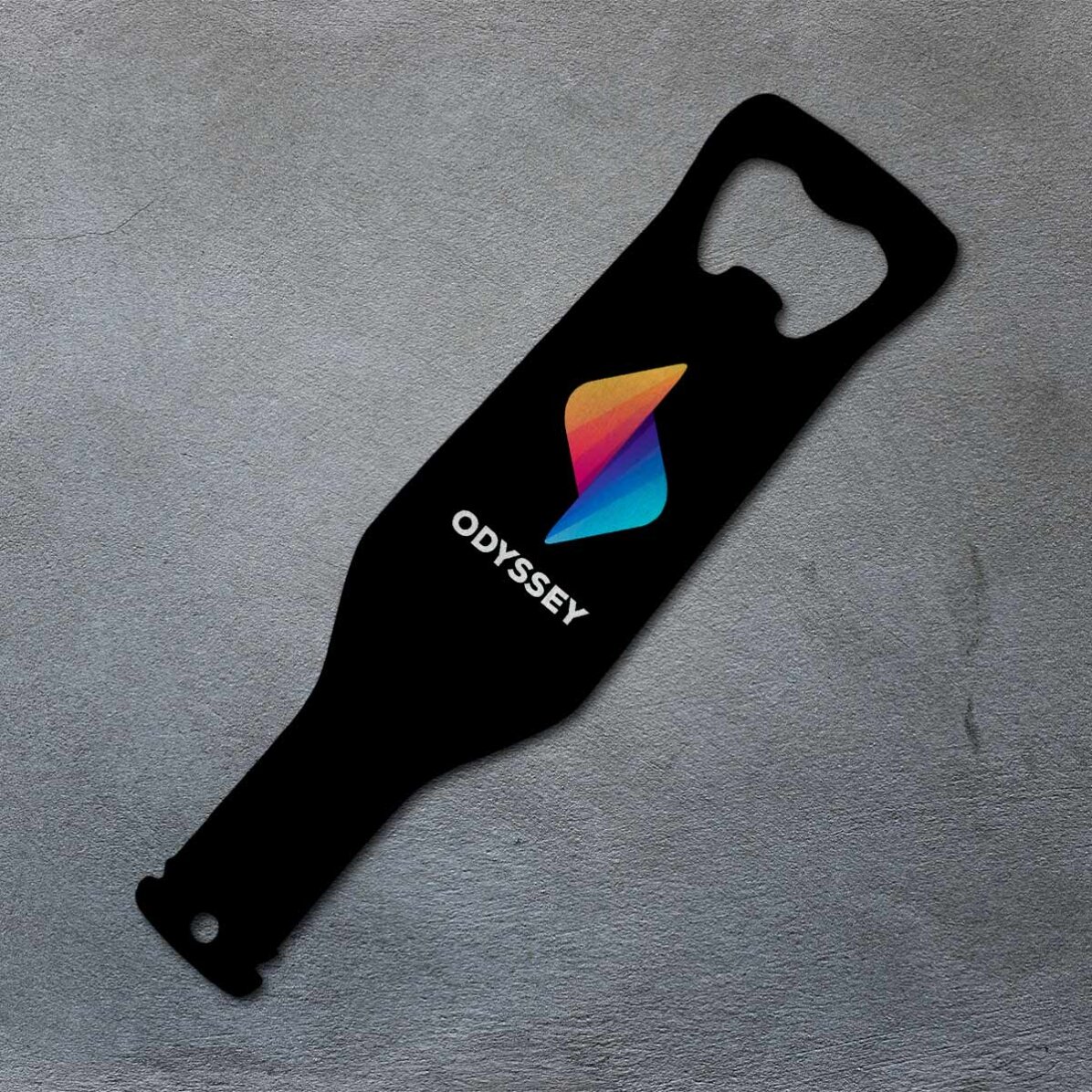 Ouvre-bouteille en forme de bouteille, personnalisé avec un logo - fond coloré