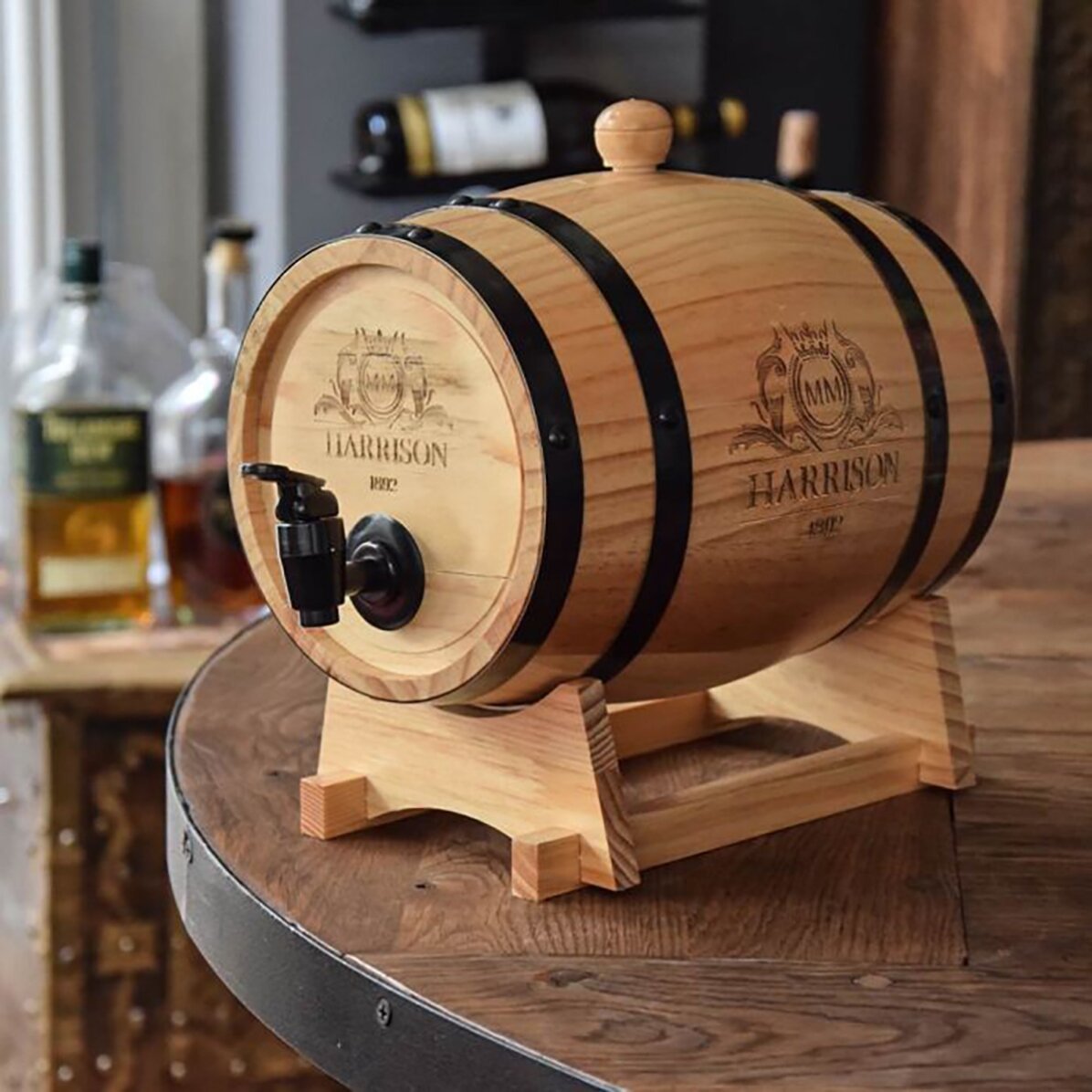 Distributeur de vin en forme de tonneau