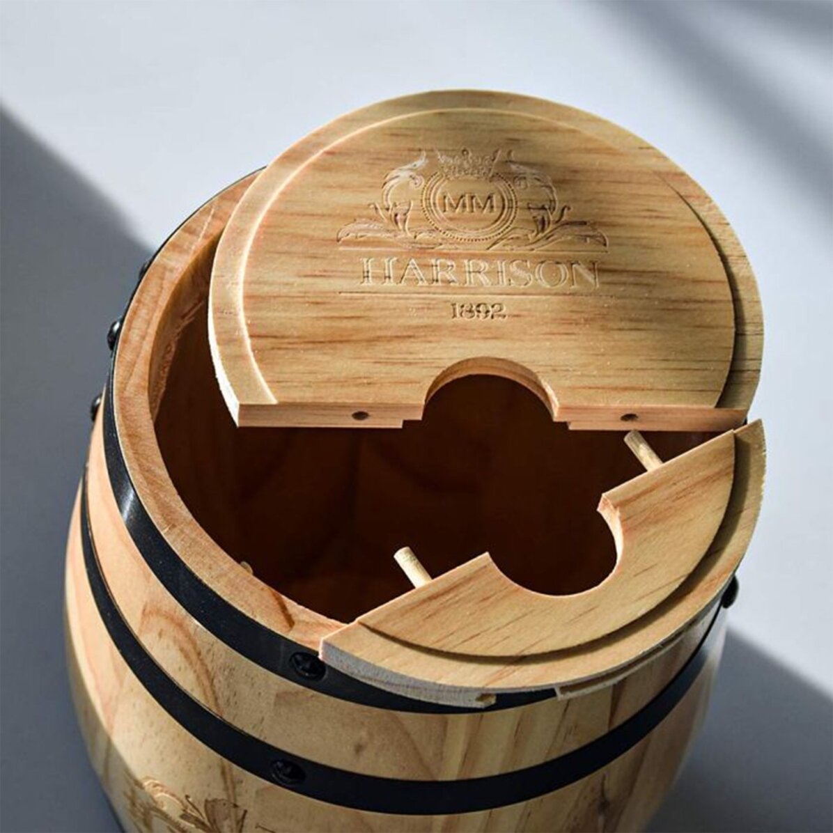 Distributeur de vin en forme de tonneau