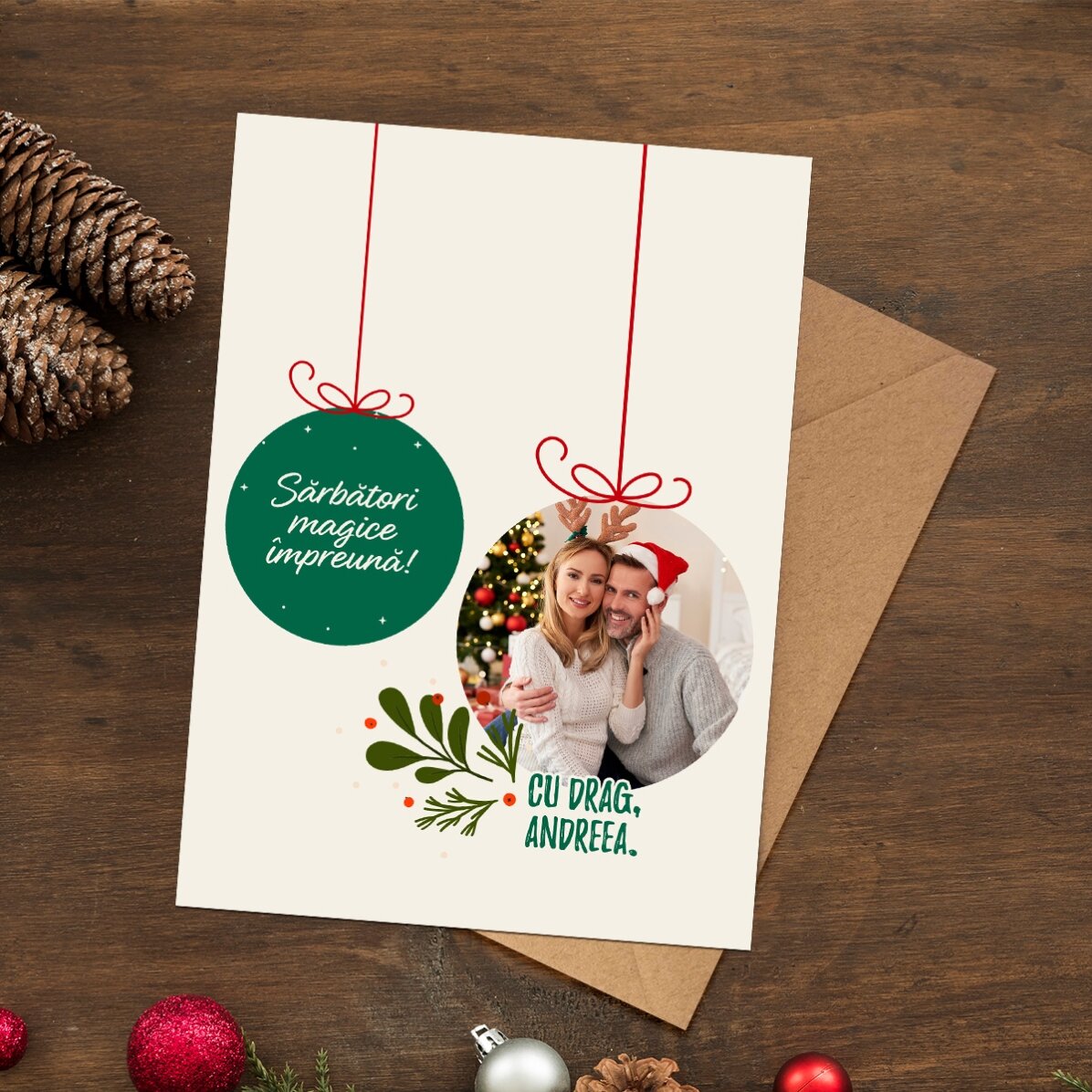 Carte de vœux magnétique personnalisée avec une photo en forme de boule de Noël pour un couple