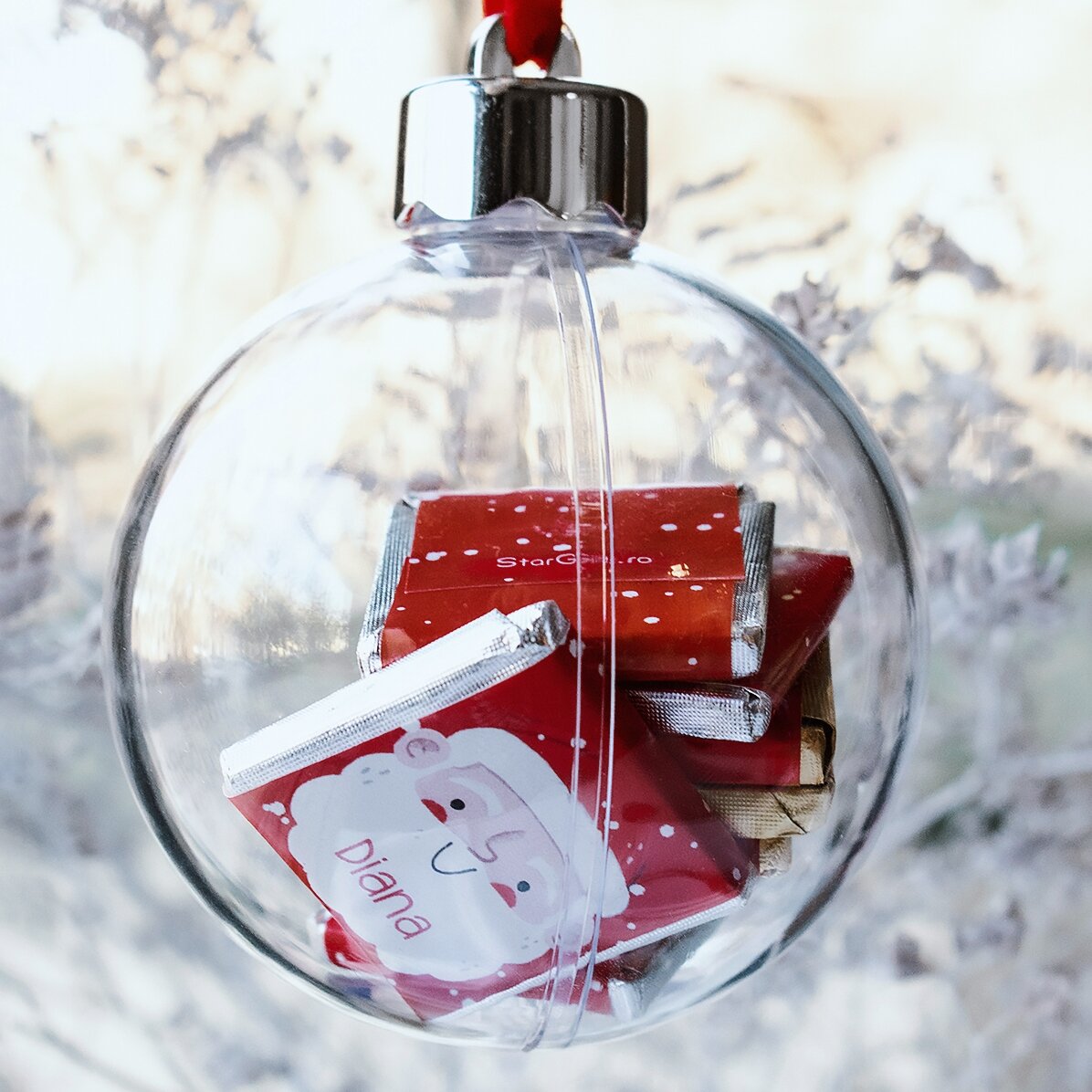Boule contenant 10 mini-chocolats personnalisés avec un prénom - Père Noël
