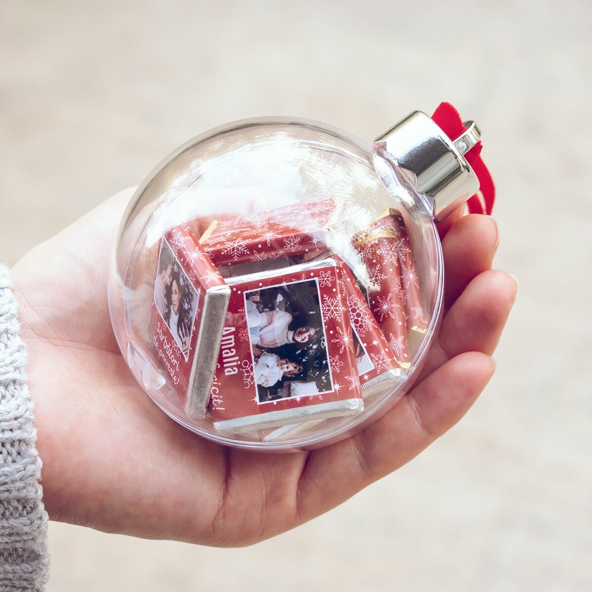 Sphère contenant 10 mini-chocolats personnalisés avec des photos et du texte