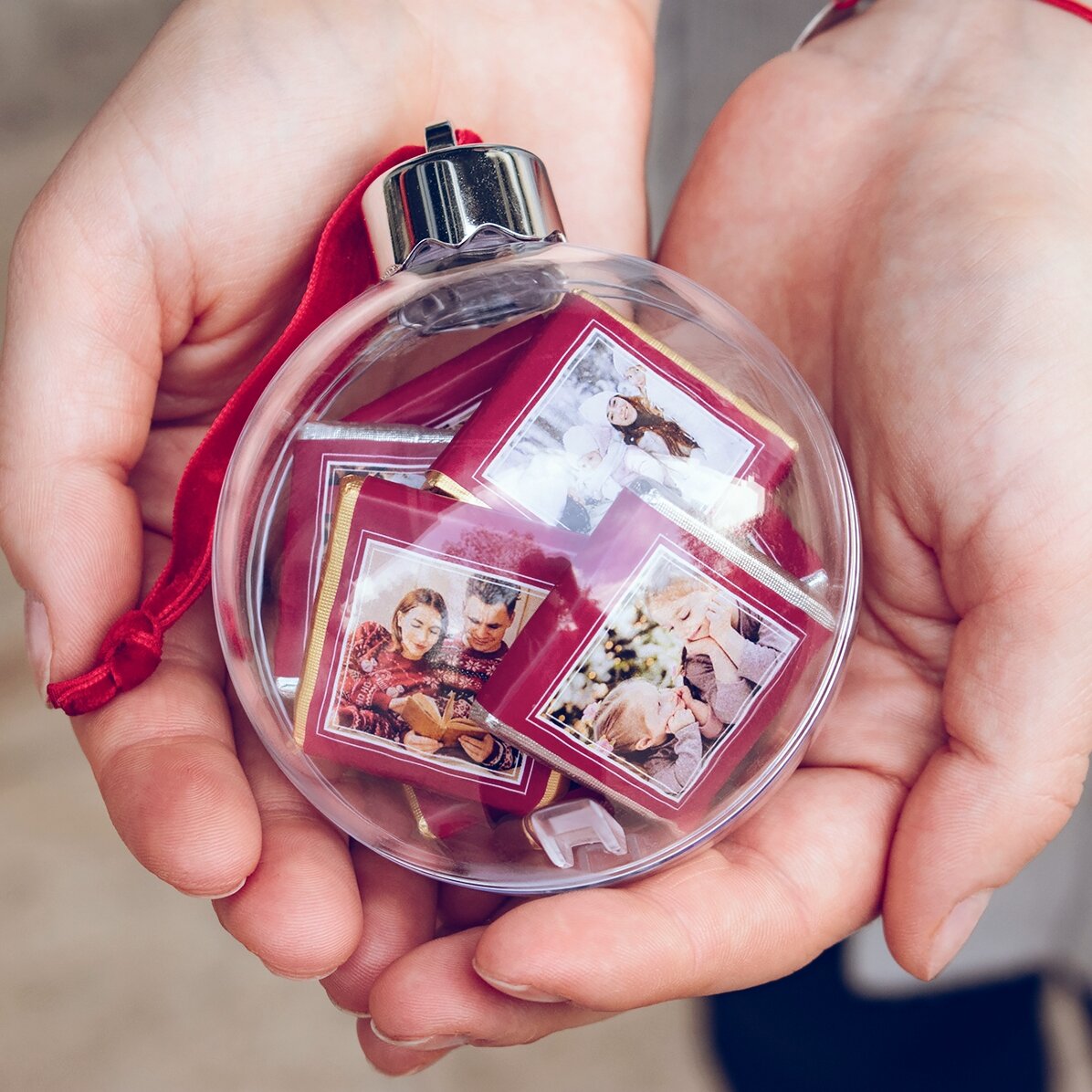Sphère contenant 10 mini-chocolats personnalisés avec des photos