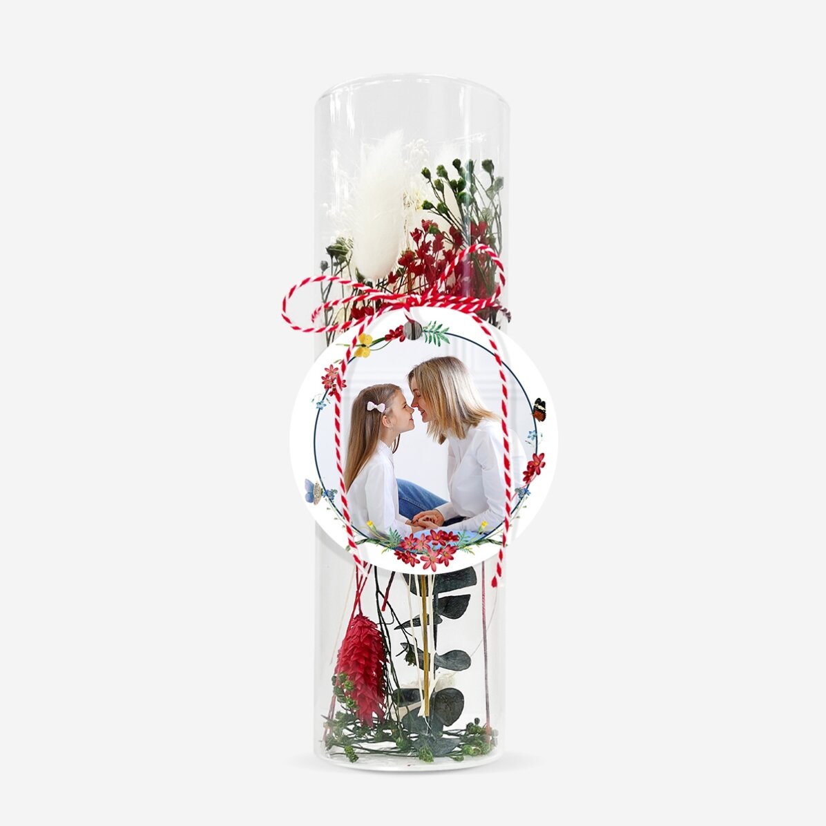 Pendentif « martisor » en verre avec des fleurs stabilisées, personnalisé avec une photo