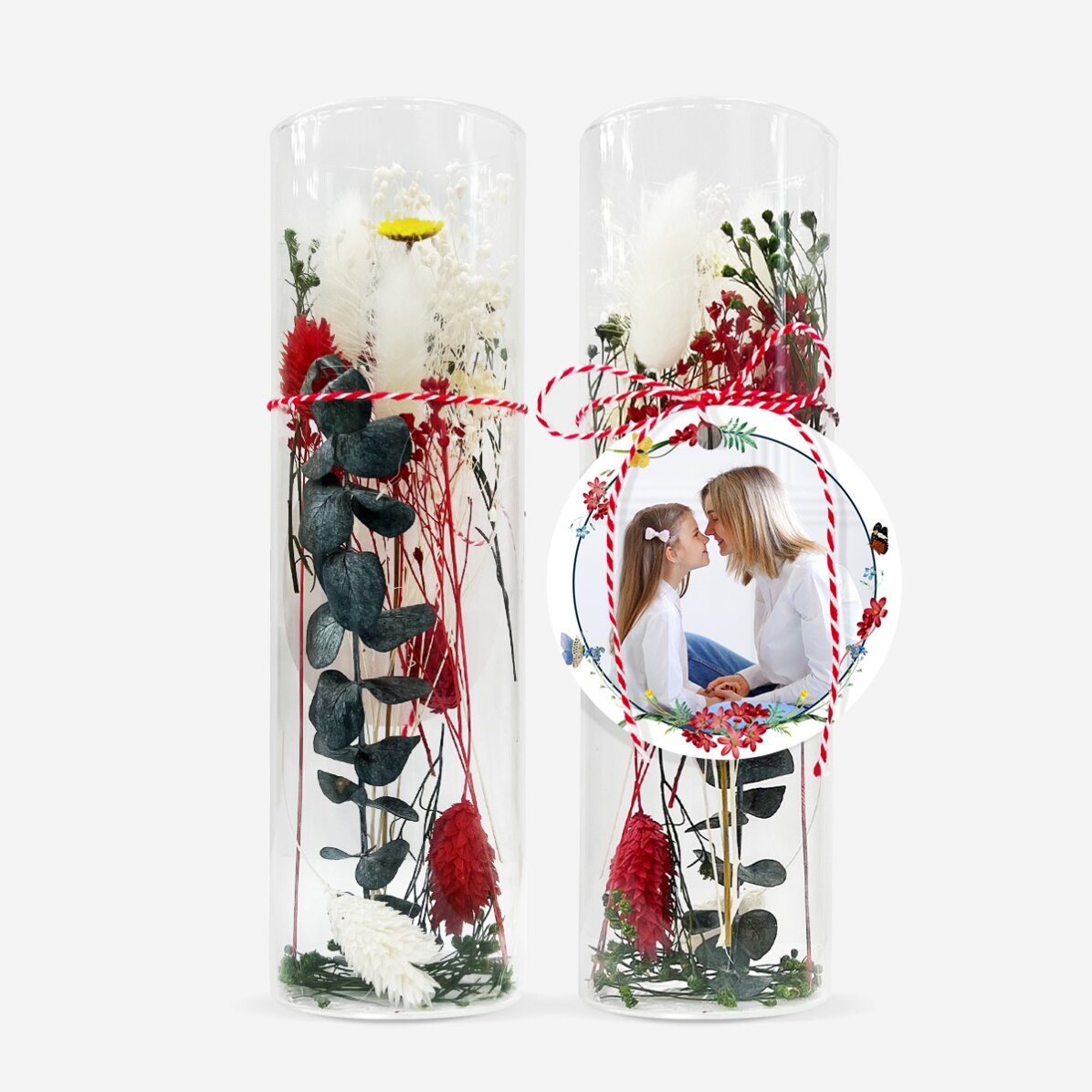 Pendentif « martisor » en verre avec des fleurs stabilisées, personnalisé avec une photo