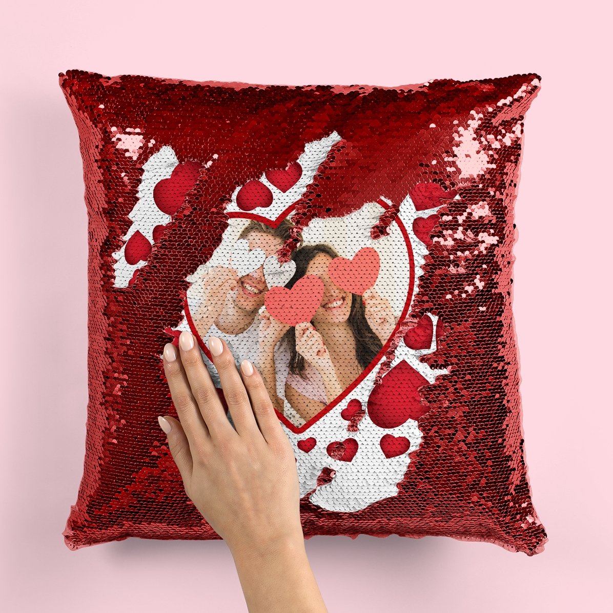 Coussin à paillettes personnalisé avec une photo et des petits cœurs