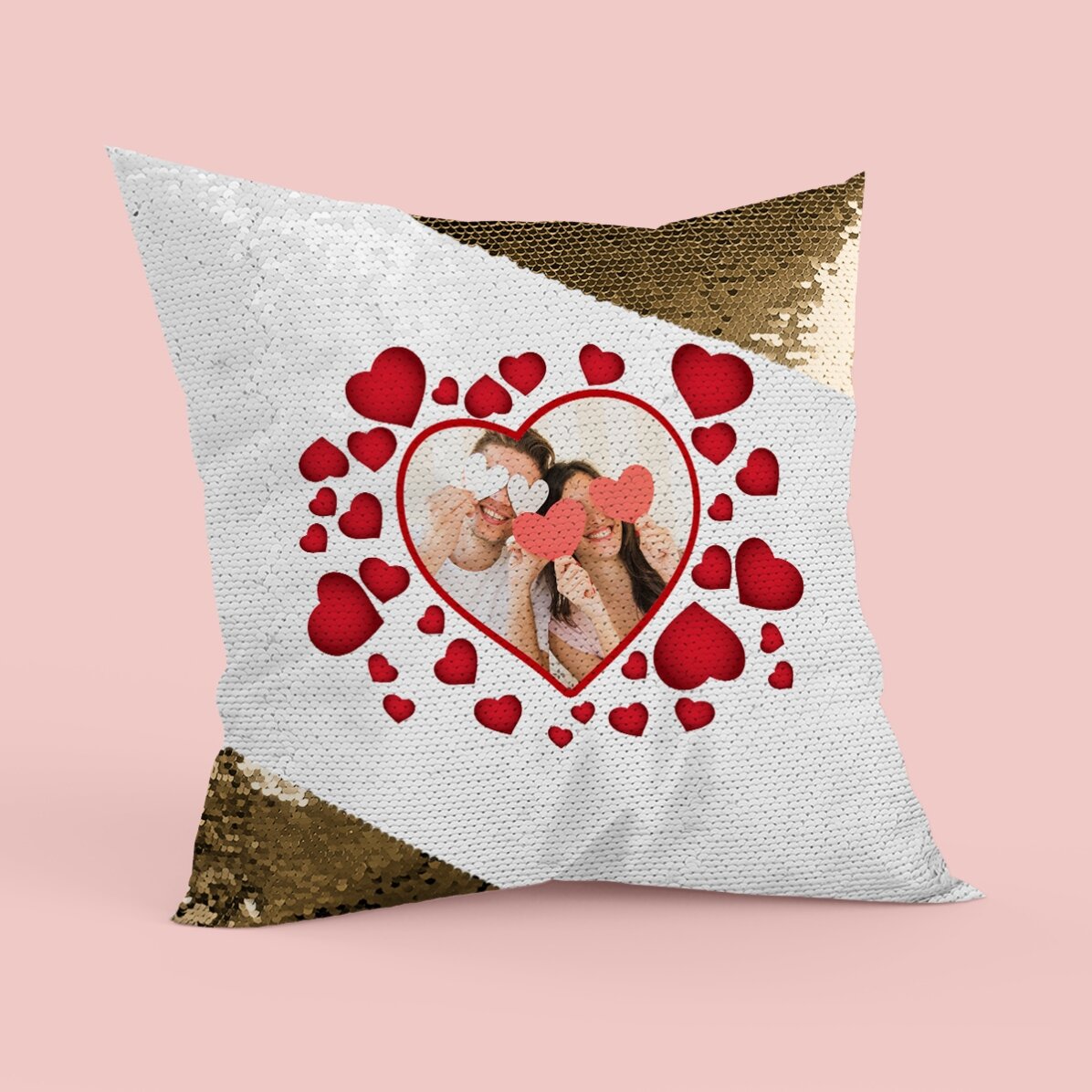 Coussin à paillettes personnalisé avec une photo et des petits cœurs