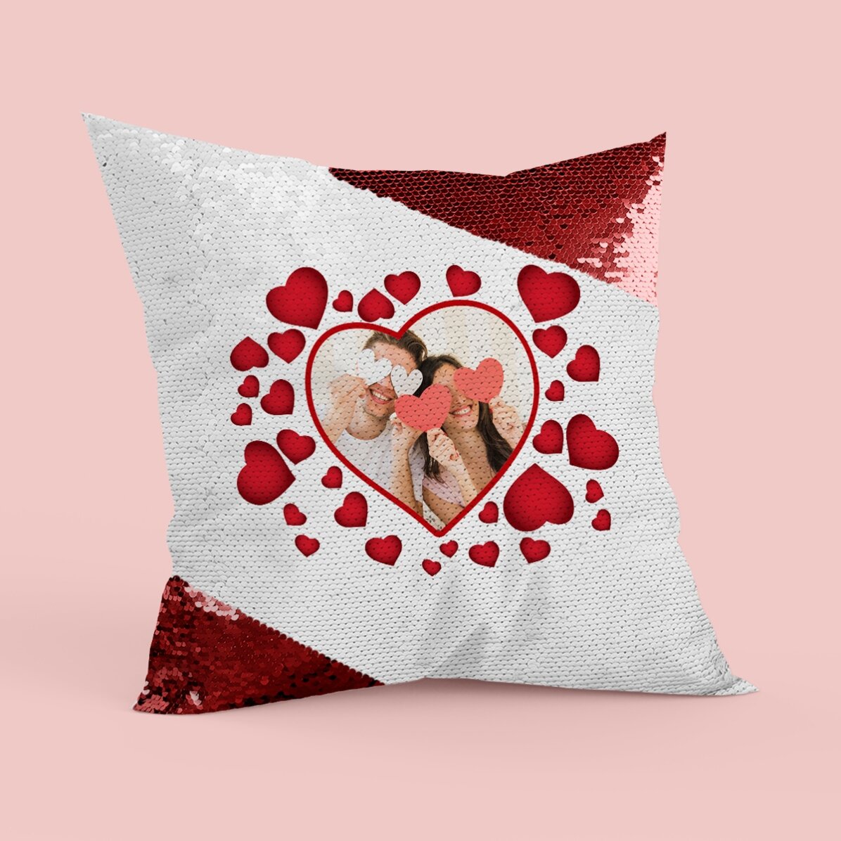 Coussin à paillettes personnalisé avec une photo et des petits cœurs