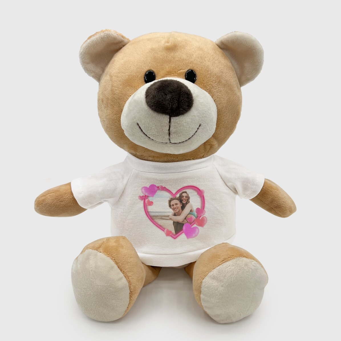En plus, un ours en peluche personnalisé avec une photo et des petits cœurs