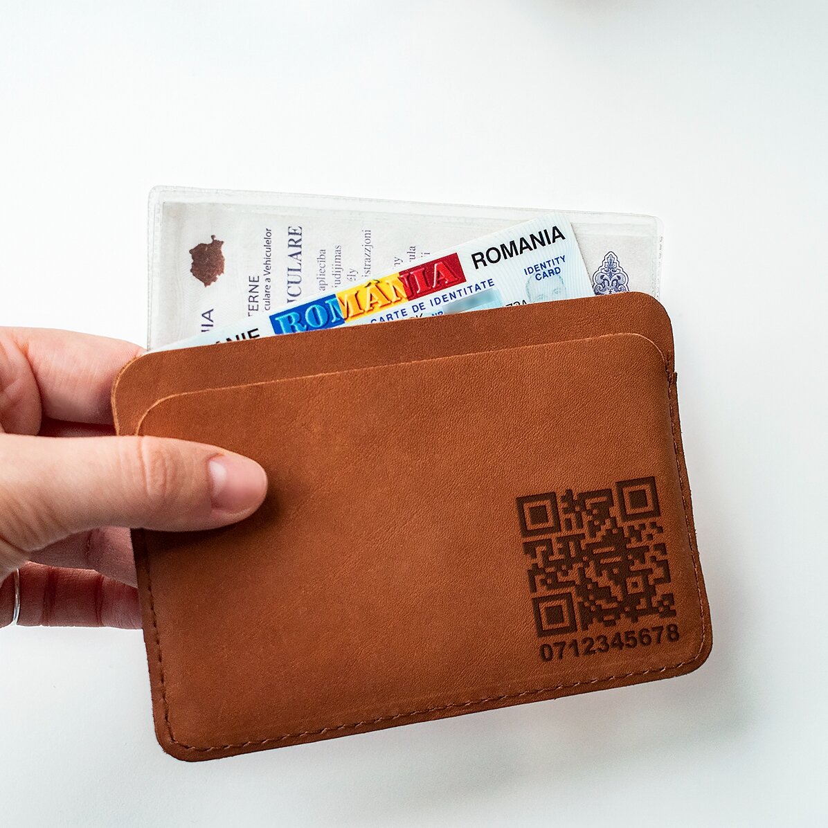 Portefeuille en cuir personnalisé avec un code QR et un numéro de téléphone