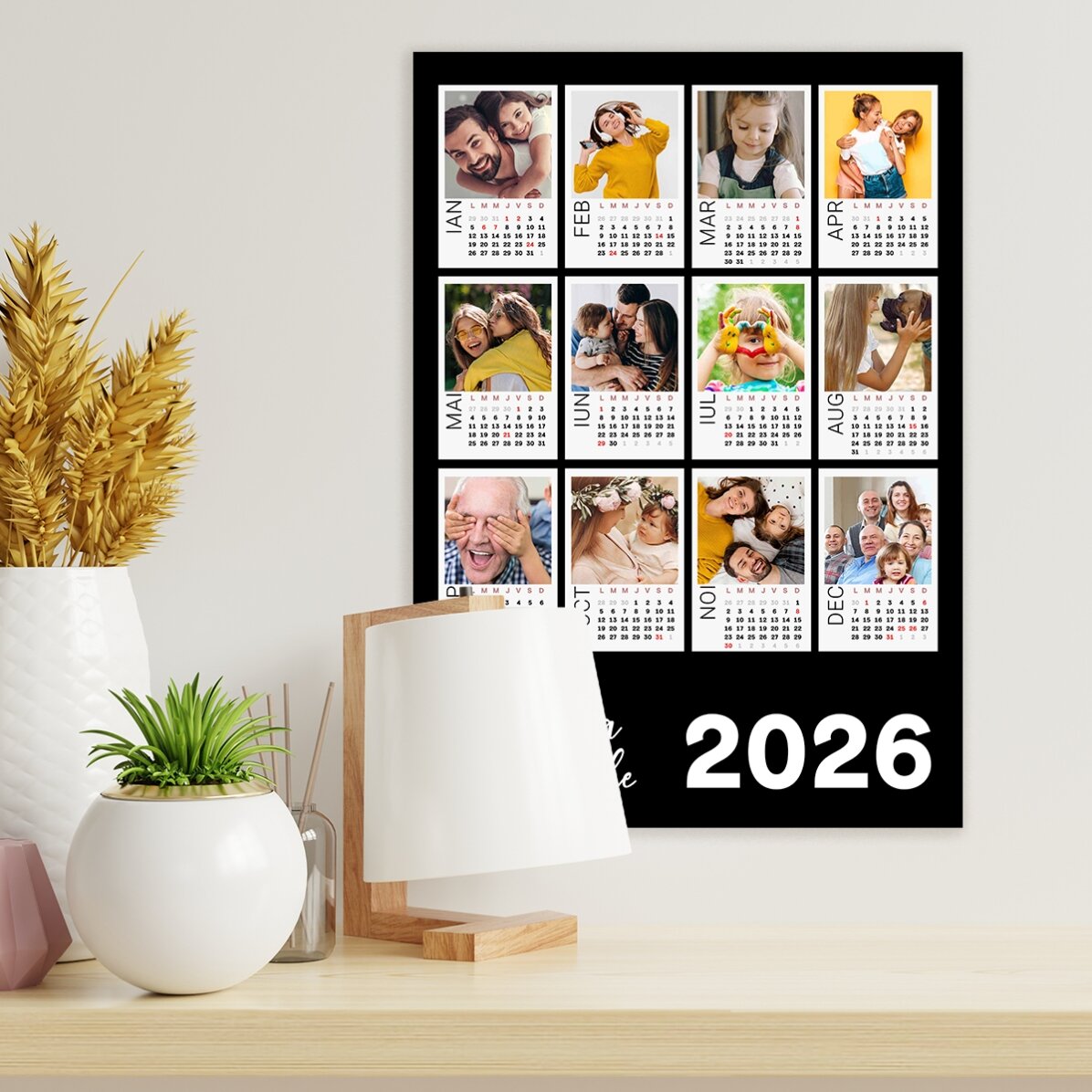 Affiche-calendrier personnalisée avec 12 photos Polaroid et un fond coloré