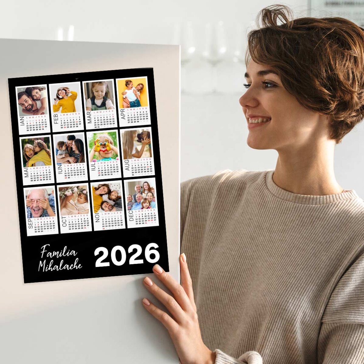 Affiche-calendrier personnalisée avec 12 photos Polaroid et un fond coloré