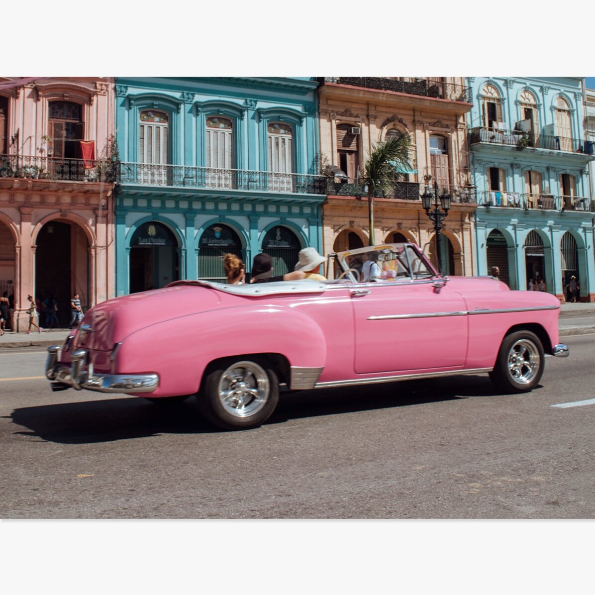 Affiche : Voiture vintage rose dans la rue