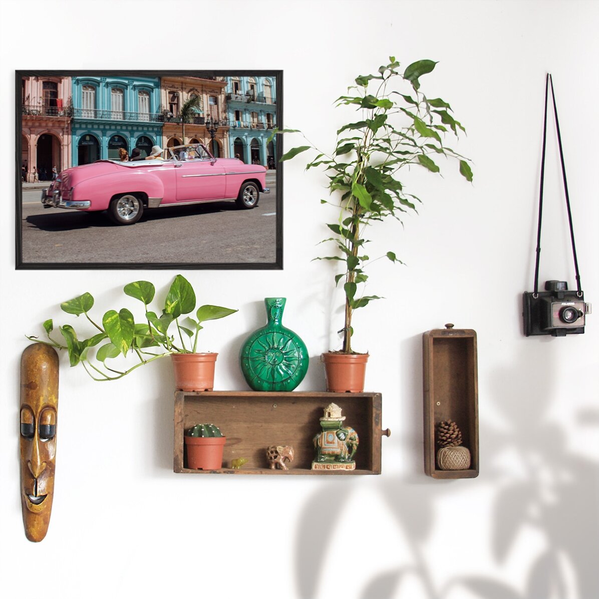 Affiche : Voiture vintage rose dans la rue