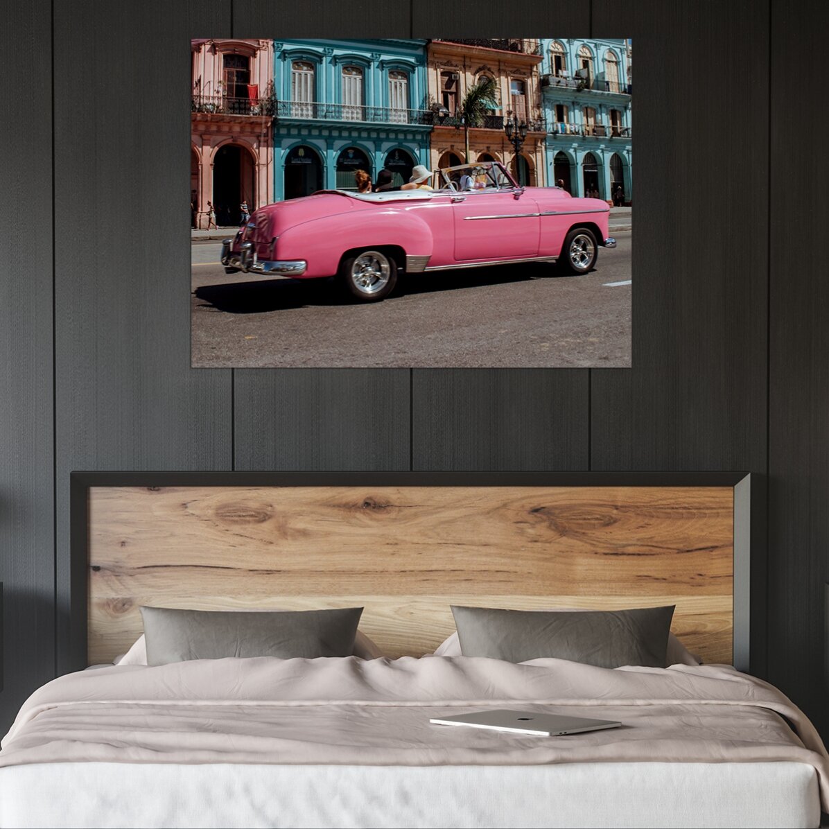 Affiche : Voiture vintage rose dans la rue
