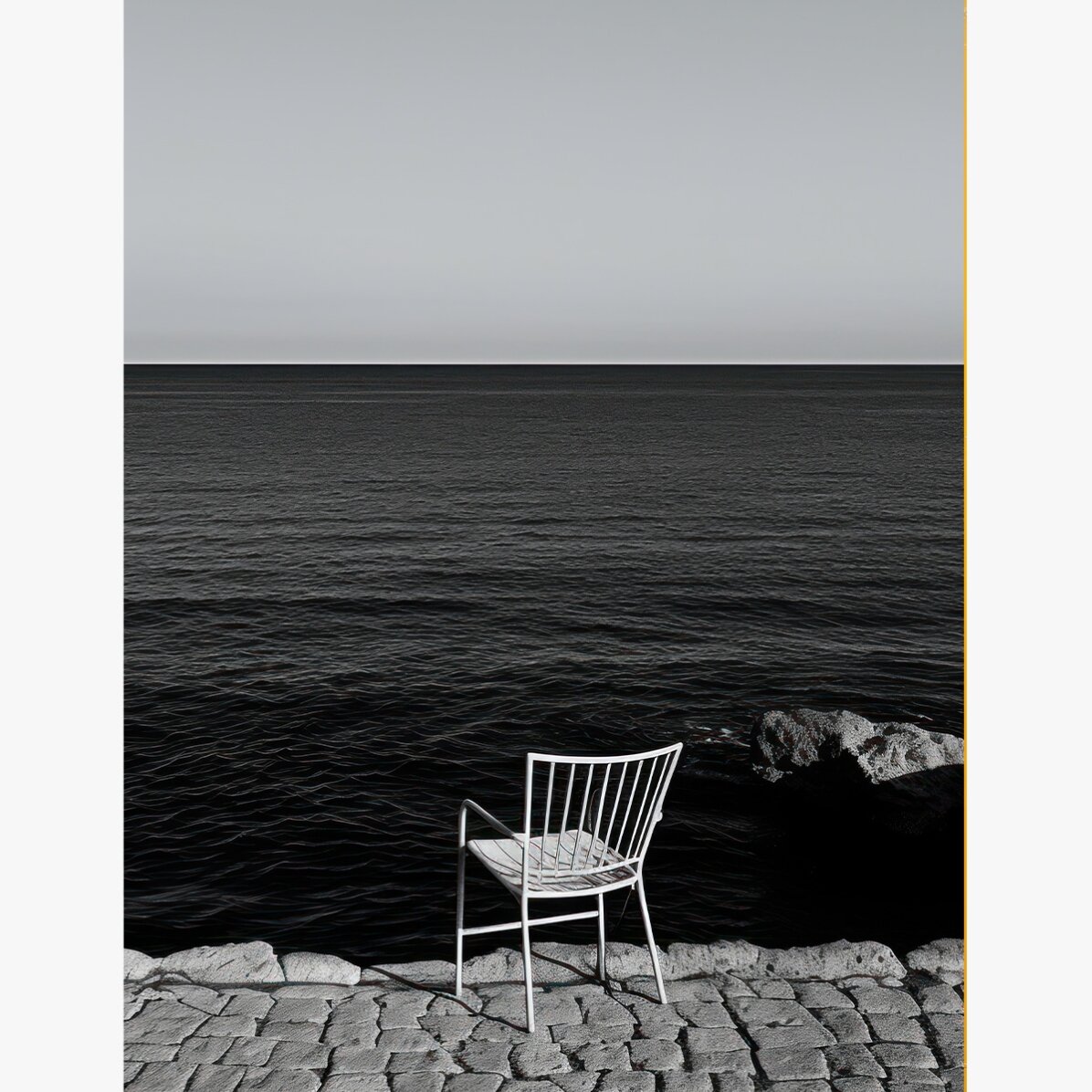 Affiche « Une chaise isolée au bord de la mer »