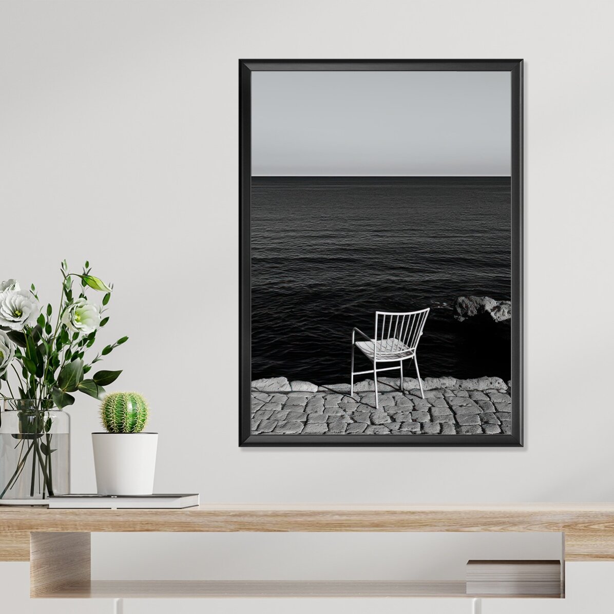Affiche « Une chaise isolée au bord de la mer »