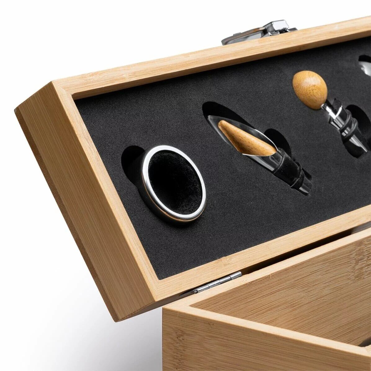 Coffret cadeau comprenant une bouteille de vin et une boîte en bambou avec des accessoires