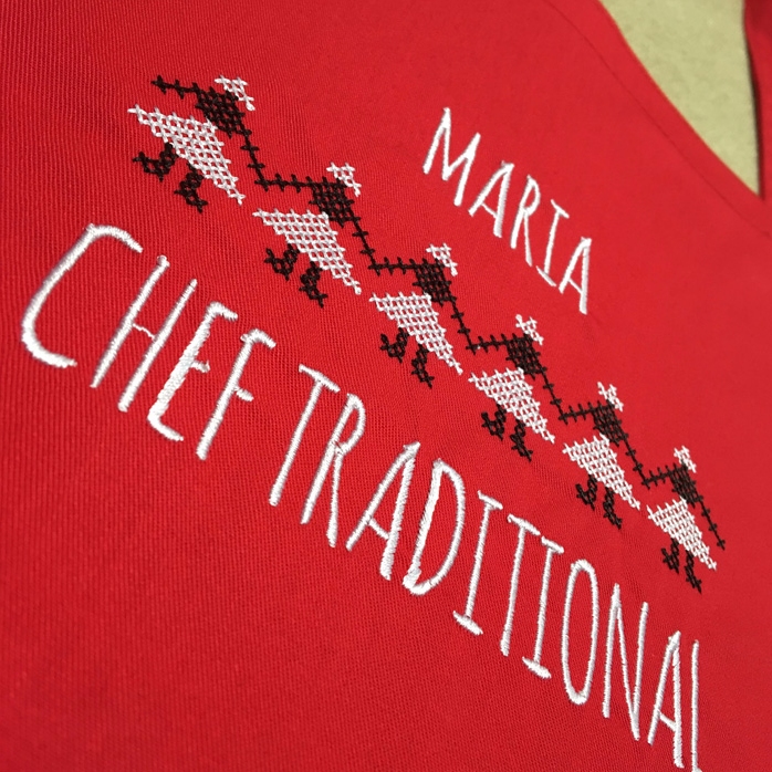 Modèle personnalisé avec broderie traditionnelle sur fond rouge