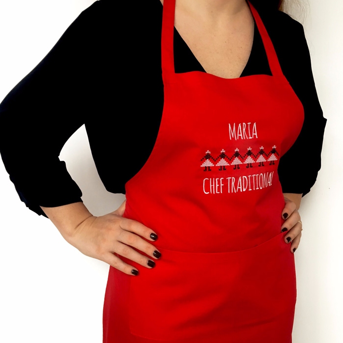 Modèle personnalisé avec broderie traditionnelle sur fond rouge