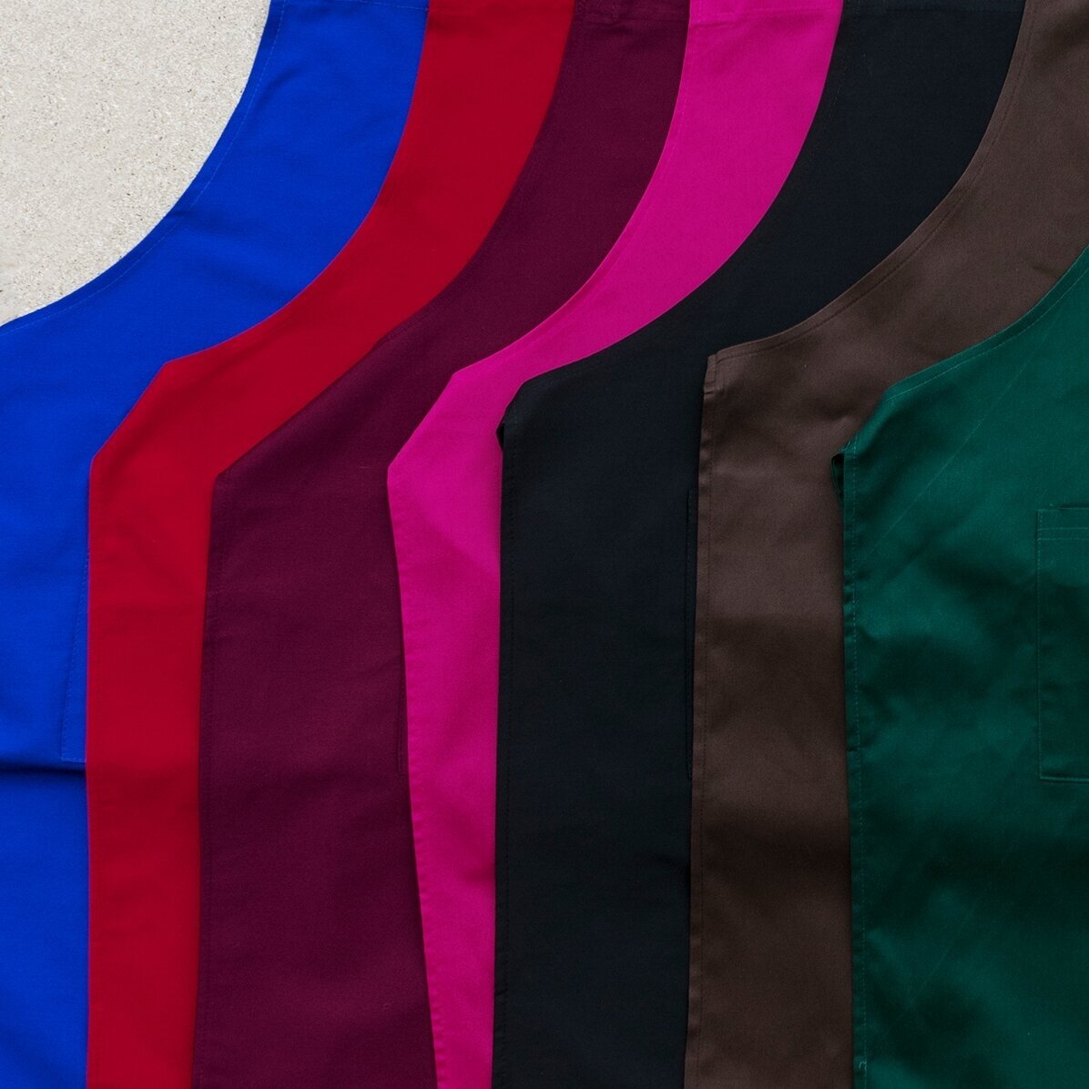 Modèle personnalisé avec broderie traditionnelle sur fond rouge