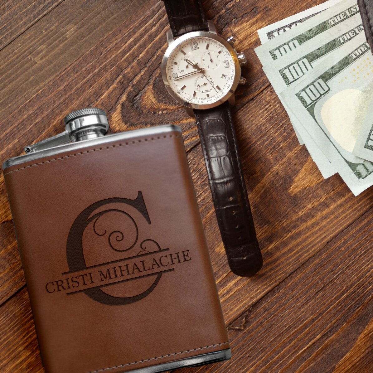 Flacon de poche gainé de cuir, personnalisé avec un monogramme et un prénom