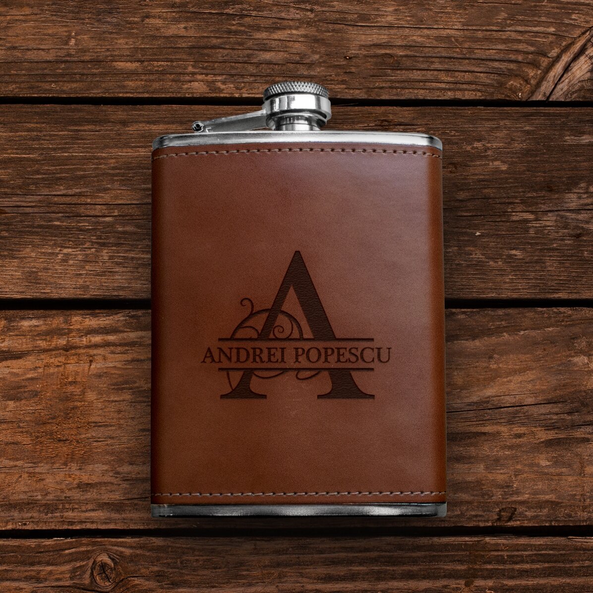 Flacon de poche gainé de cuir, personnalisé avec un monogramme et un prénom