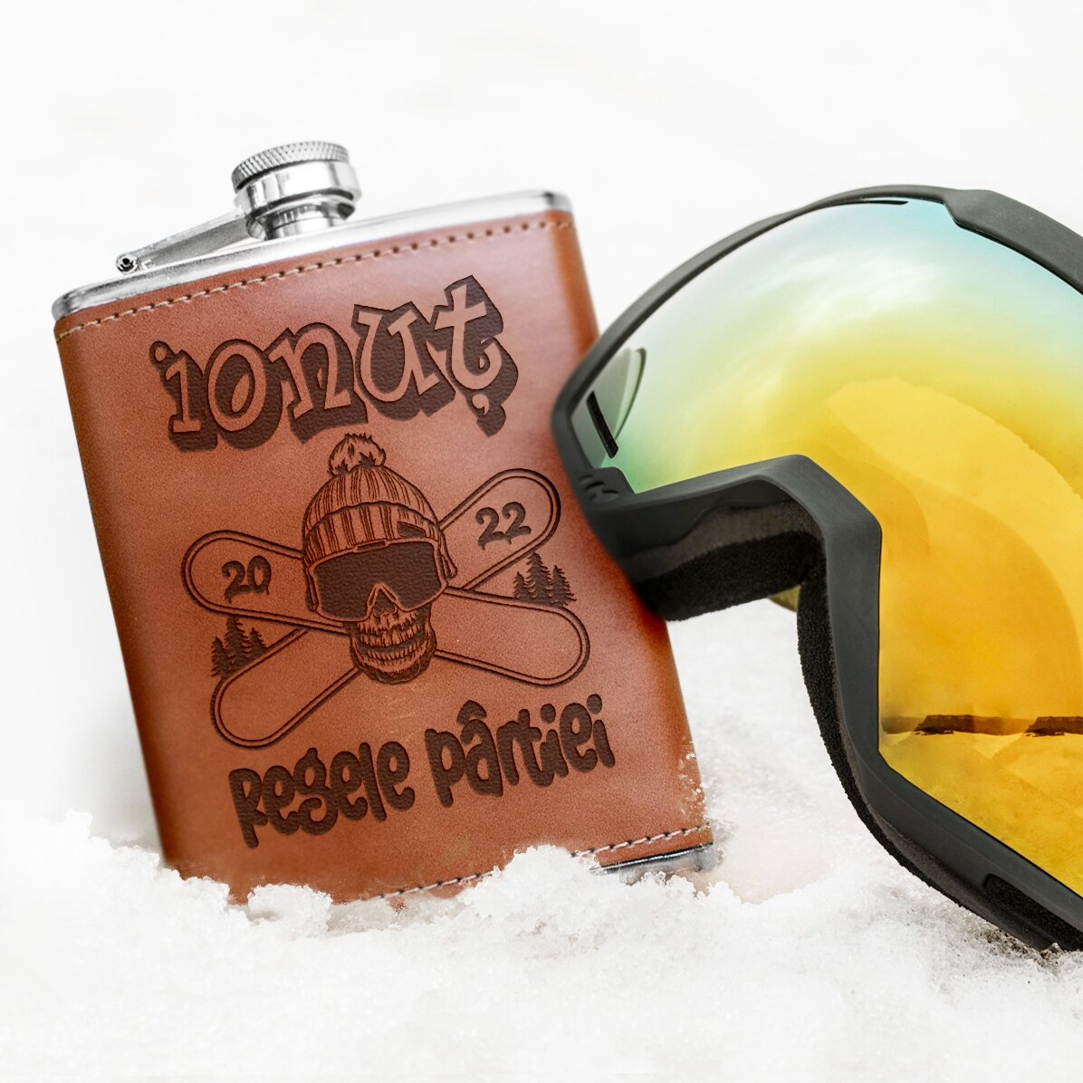 Flacon de poche recouvert de cuir et personnalisé avec un nom - Skull Snowboard