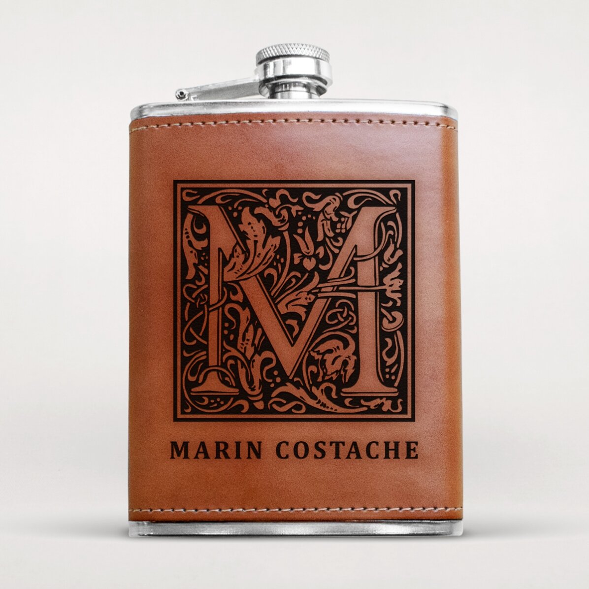 Flacon de poche recouvert de cuir et personnalisé avec un texte : monogramme et prénom