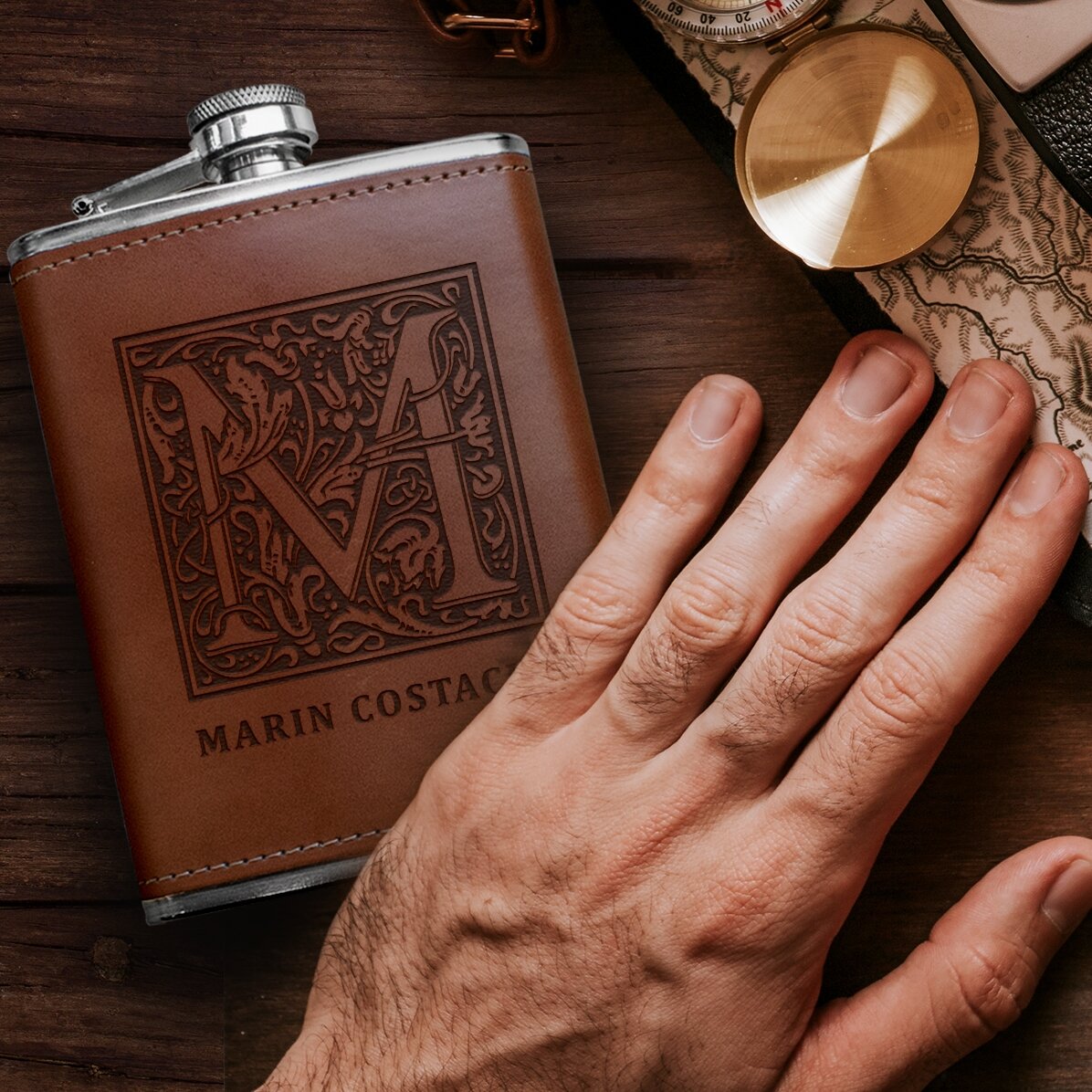 Flacon de poche recouvert de cuir et personnalisé avec un texte : monogramme et prénom