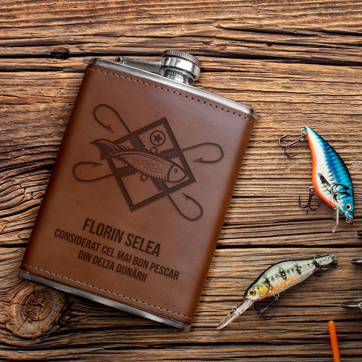 Une flasque de poche recouverte de cuir et personnalisée avec un texte pour les pêcheurs