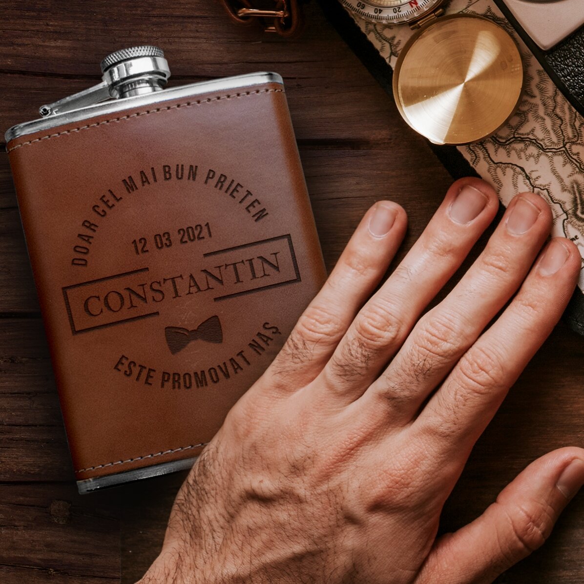 Flacon de poche recouvert de cuir et personnalisé avec un texte